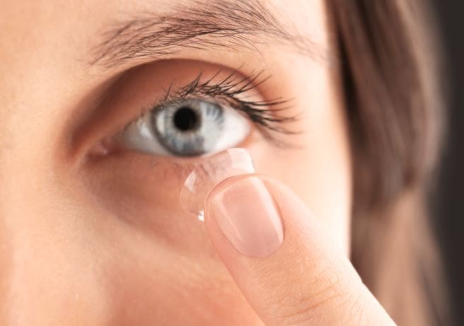 how to stop blinking when putting in contacts